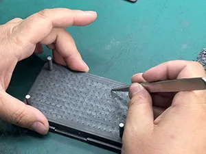 Установка миниатюрных контактов